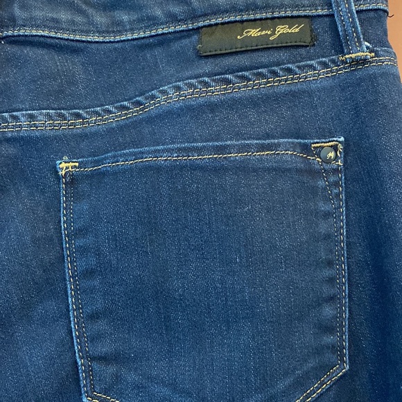 Mavi Gold ladies denim in size 30 x 32. Molly straight regular rise. - Picture 3 of 11